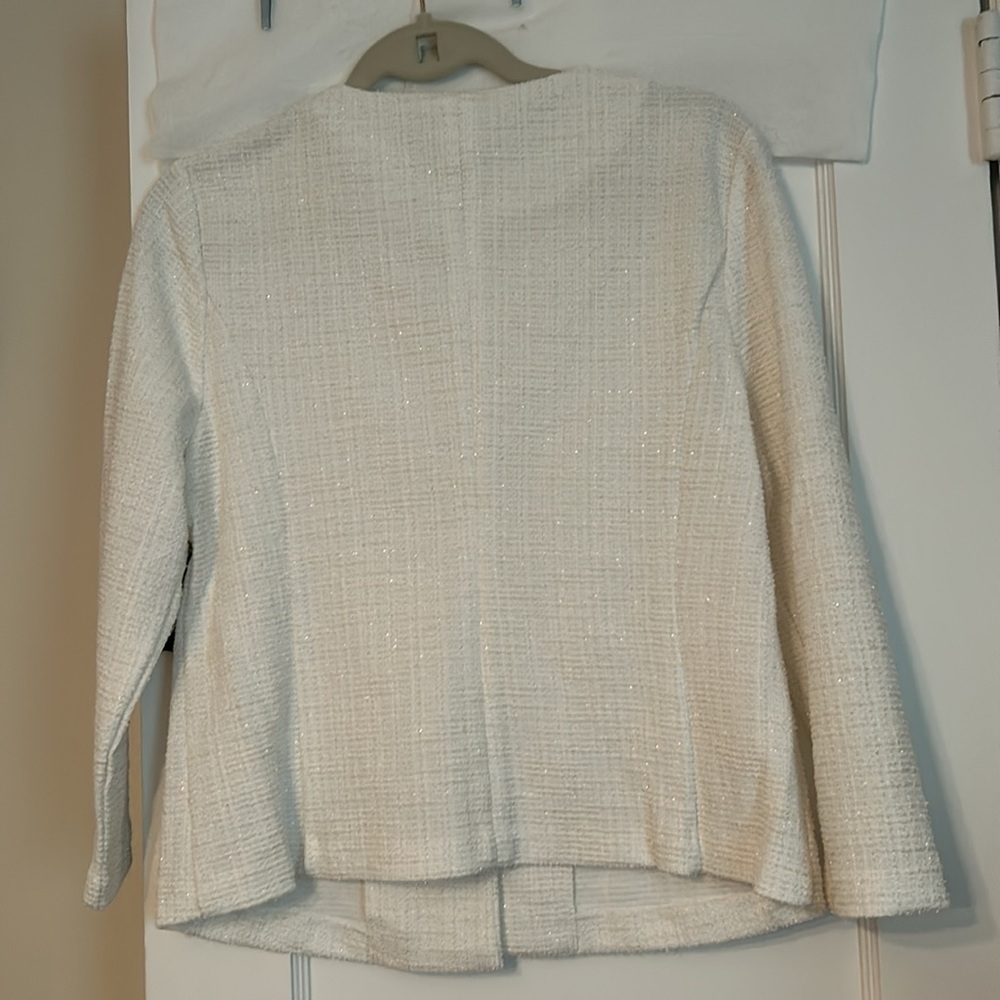 162. Gorgeous white tweed blazer.‎ Very elegant and timeless piece. - Picture 2 of 5